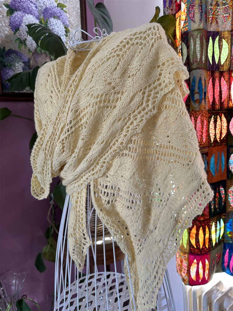 Lire la suite à propos de l’article Châle Jaune Tricoté