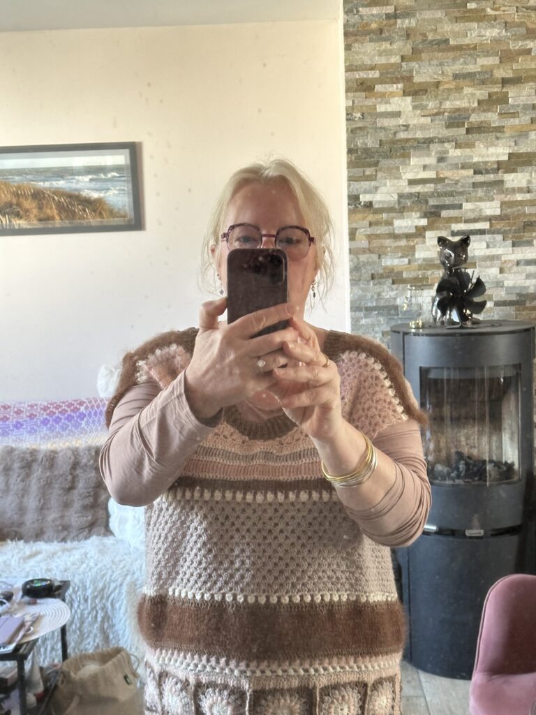 Lire la suite à propos de l’article Pull aux granny Sunburst