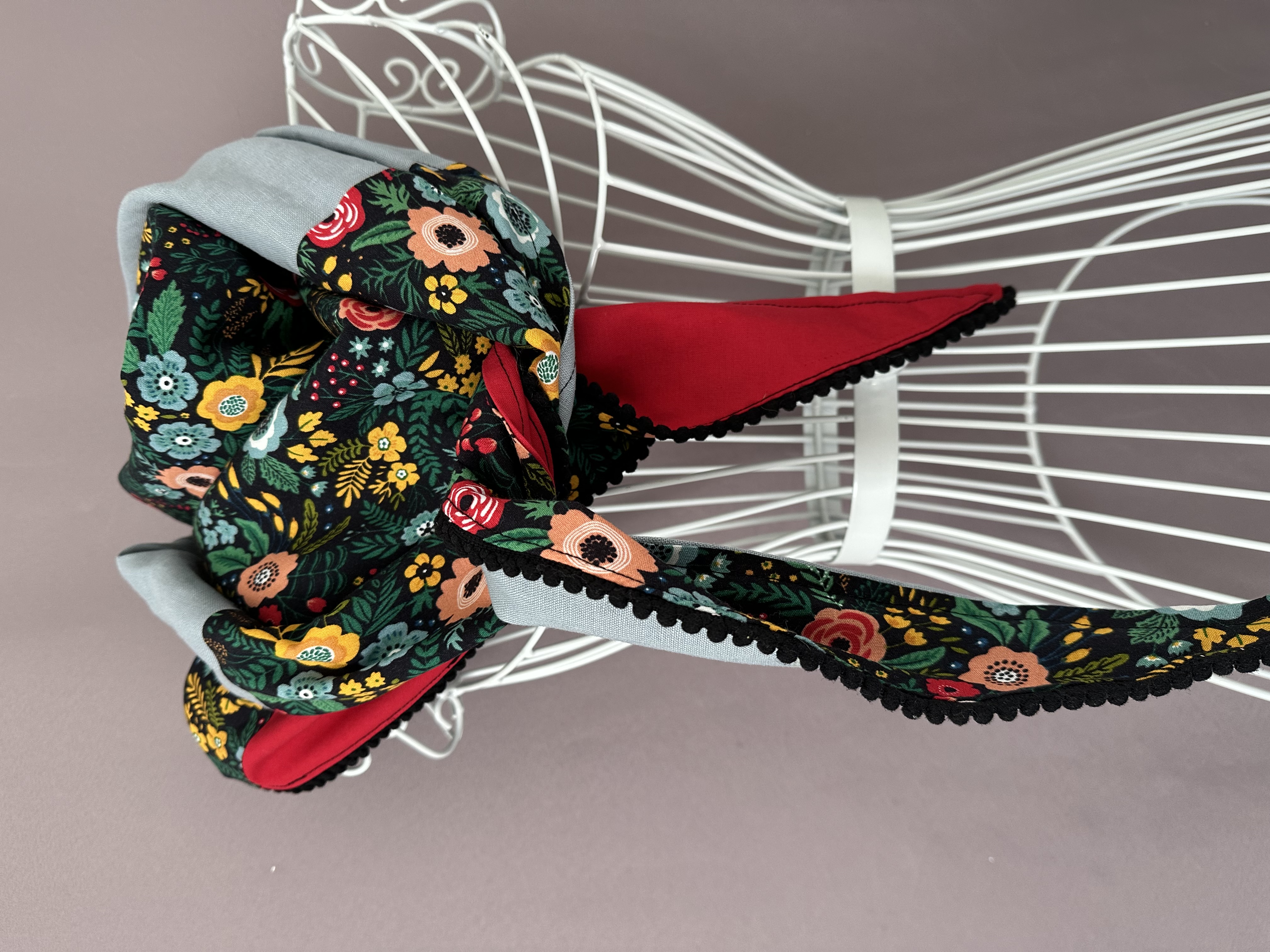 Ce chèche a une élégance vibrante, à la fois florale, folk et contrastée.